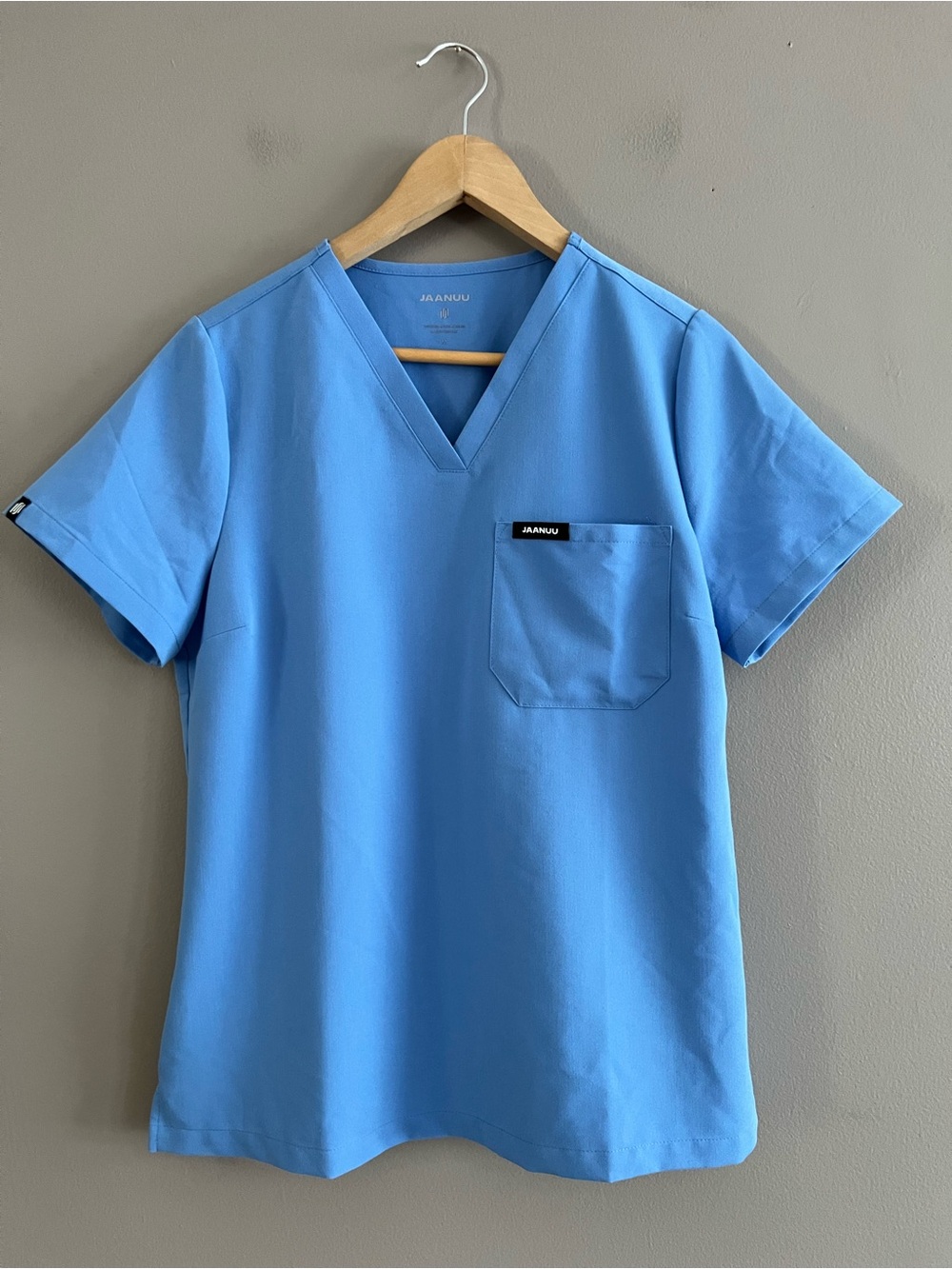 Jaanuu Women's Rhena Essential One Pocket Scrub Top Ceil Blue Size Medium EUC